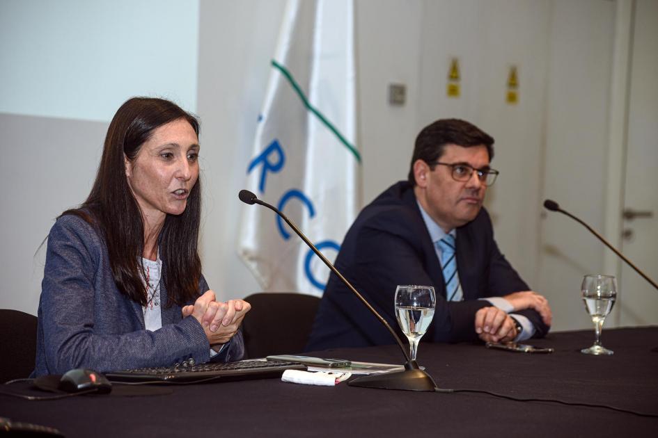 La ingeniera Adriana Torchelo presentó las categorías Ingeniera Adriana Torchelo junto al director Cantero, en mesa de autoridades