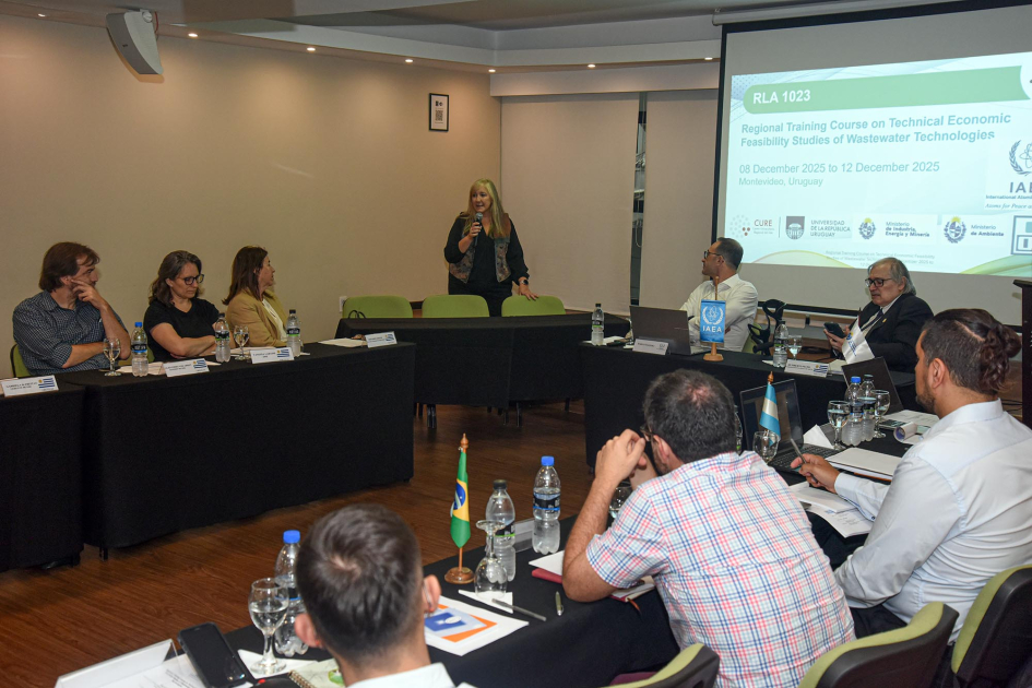 Apertura del evento Participantes en mesas en forma de "u"