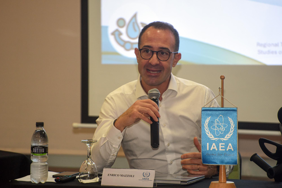 Enrico Mazzoli, del OIEA Mazzoli, sentado con un micrófono