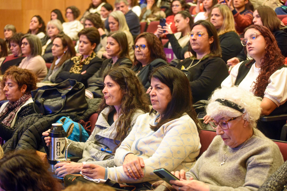 Organizaciones feministas, autoridades, funcionariado, sindicatos y empresariado asistió al evento Público, sentado