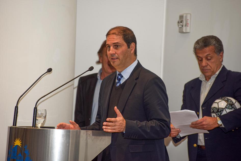 Presidente de la ANII, Flavio Caiafa Presidente de la ANII, Flavio Caiafa, habla desde un atril; detrás, Fernando Álvez y Jorge Seré