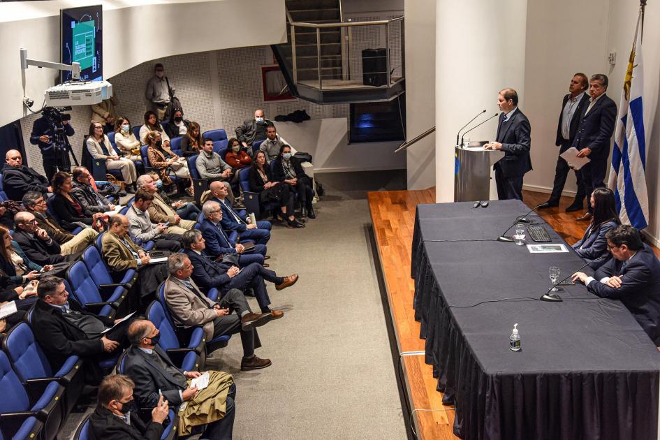 Vista general de la actividad Mesa de autoridades, público y maestros de ceremonia