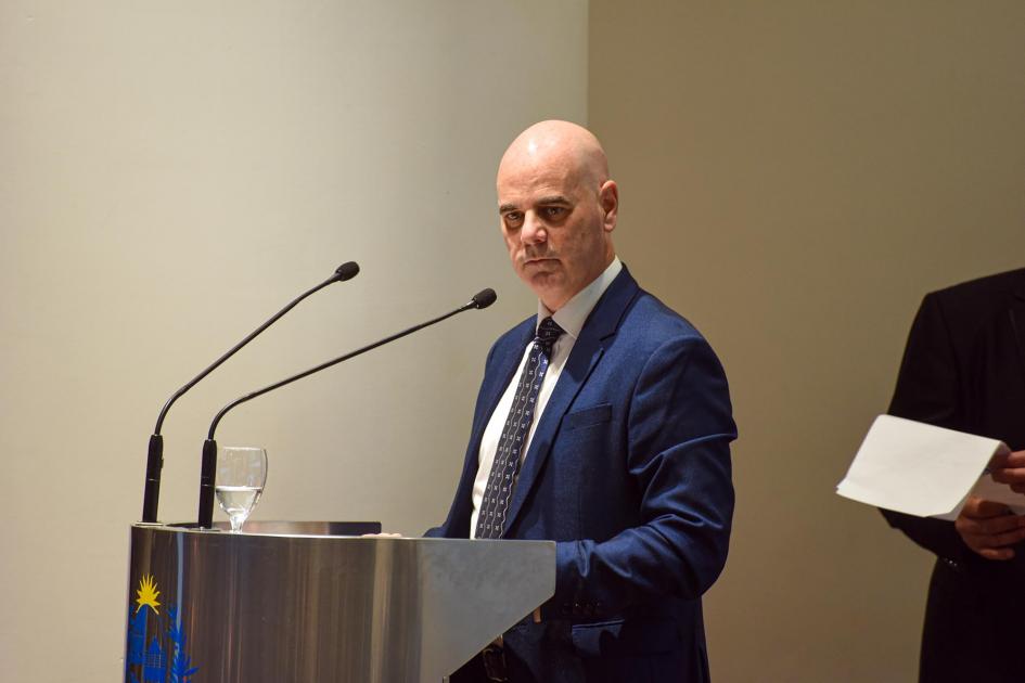 Representante de la CIU, Guillermo Pons Representante de la CIU, Guillermo Pons, habla en un atril