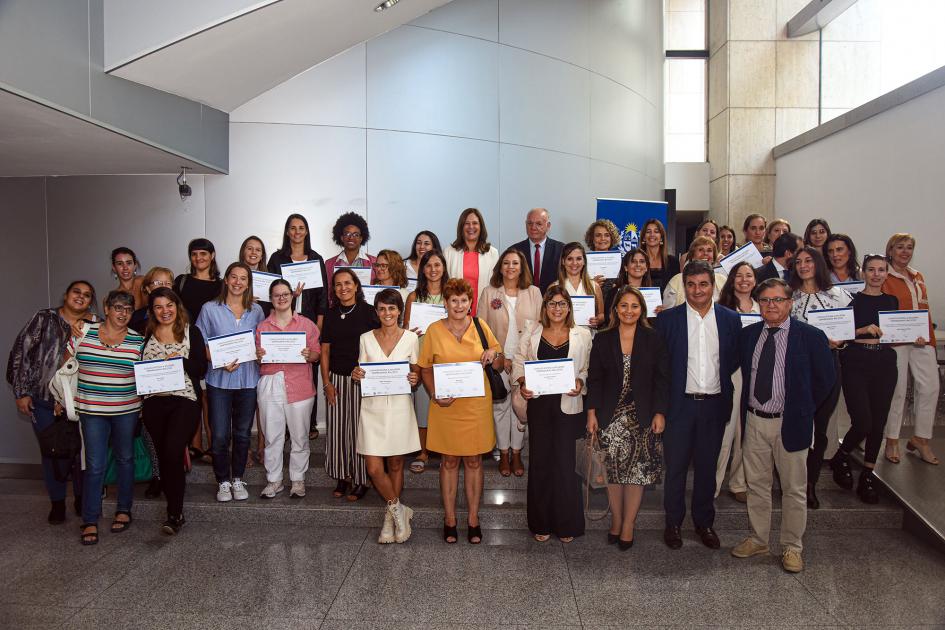 Ganadoras 8M junto a las autoridades Ganadoras 8M junto a las autoridades