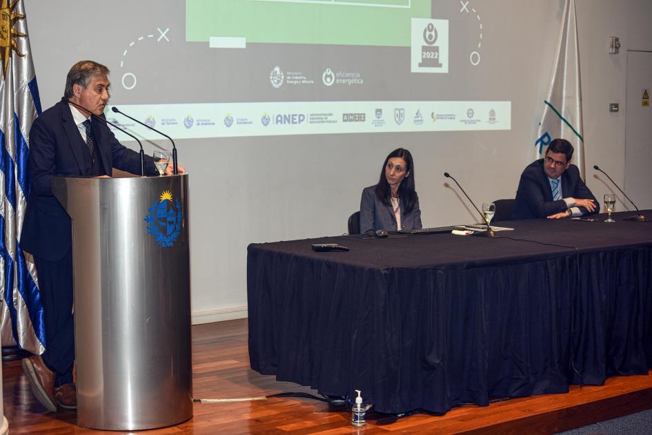 Representante de la CNCS, José Pedro Derrégibus Mesa de autoridades; representante de la CNCS, José Pedro Derrégibus, habla en un atril