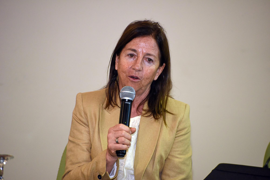 Directora de Dinaten, Rosario Odino Odino habla con un micrófono