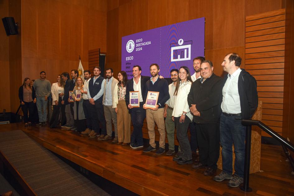Grupo de ESCO destacadas: ERGO, SEG Ingeniería, Industria.uy y Effiza Ganadores sostienen un premio y un diploma junto a autoridad