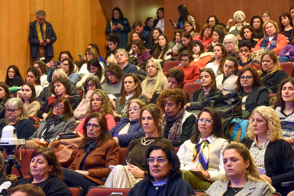 Organizaciones feministas, autoridades, funcionariado, sindicatos y empresariado asistió al evento Público, sentado