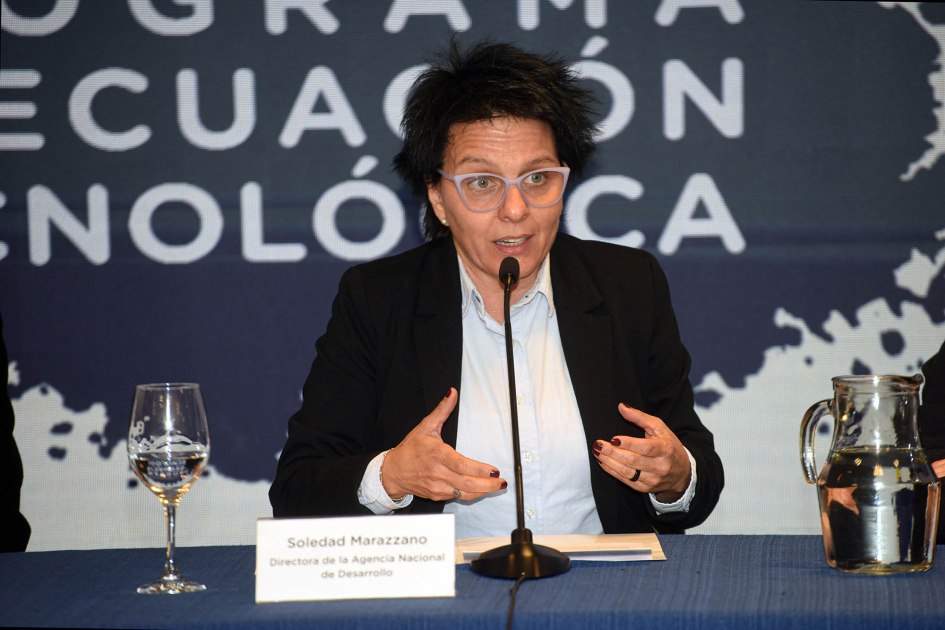 Directora de ANDE, Soledad Marazzano Marazzano habla, sentada; detrás, pantalla