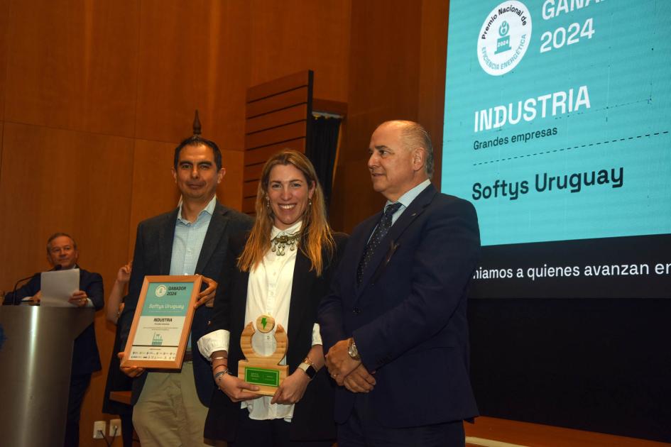 Ganador: Softys Uruguay Ganadores sostienen un premio y un diploma junto a autoridad