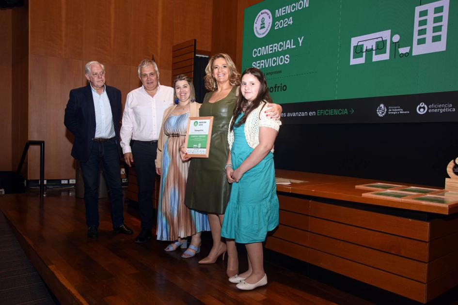 Mención: Campofrío Ganadores sostienen un premio y un diploma junto a autoridad