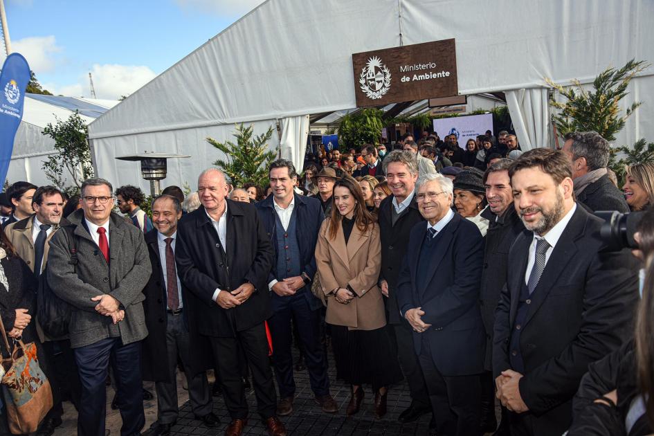Autoridades nacionales y departamentales Verri posa junto a autoridades nacionales y departamentales