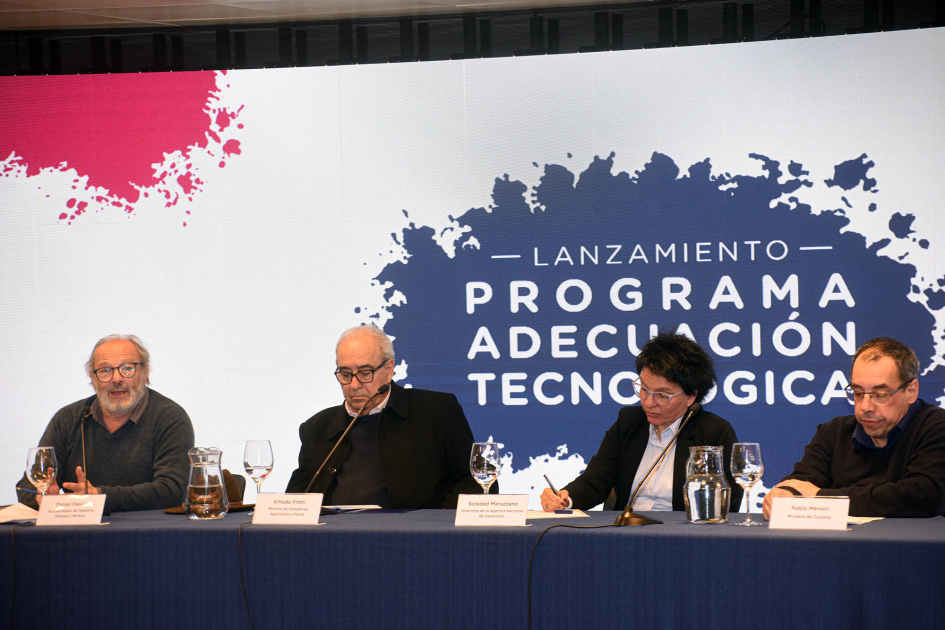 Lanzamiento de la convocatoria del programa Adecuación Tecnológica: mesa de autoridades Olesker habla en mesa de autoridades, junto a Fratti, Marazzano y Menoni