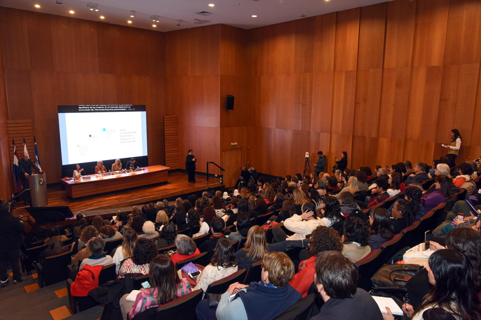 El evento se realizó en la sala de conferencias de la Torre Ejecutiva Anfiteatro lleno; al fondo y debajo, mesa de autoridades y pantalla