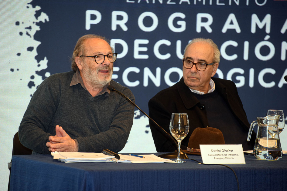 Subsecretario del MIEM, Daniel Olesker, y titular del MGAP, Alfredo Fratti Olesker habla junto a Fratti; detrás, pantalla