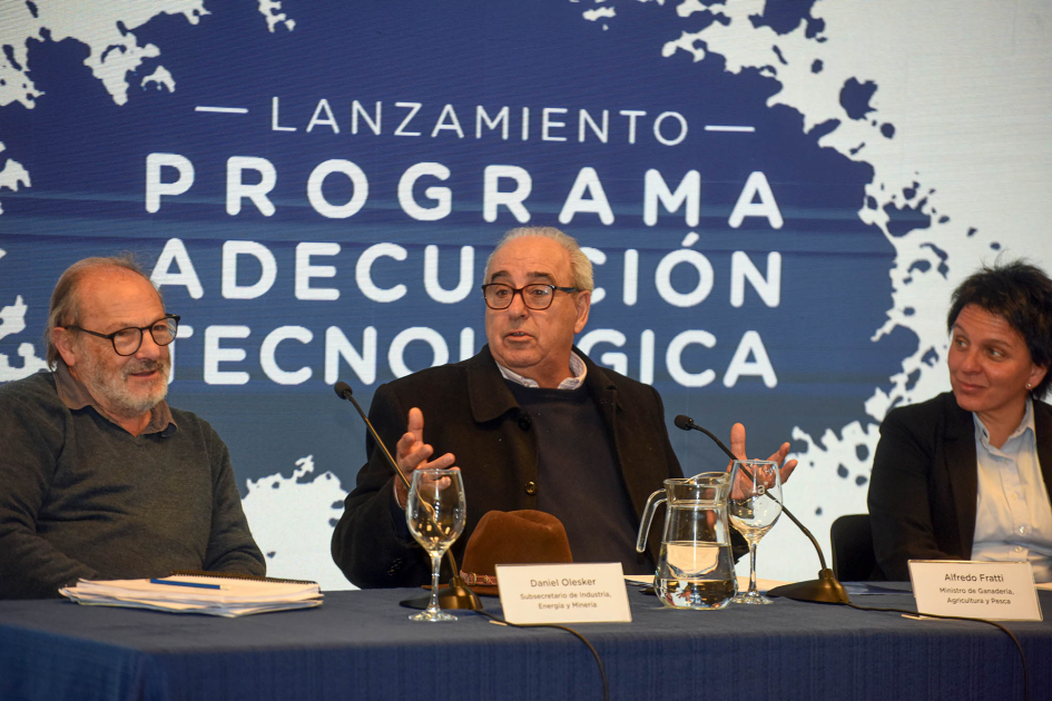 Ministro Alfredo Fratti, subsecretario Daniel Olesker y directora Soledad Marazzano Fratti habla, junto a Olesker y Marazzano; detrás, pantalla