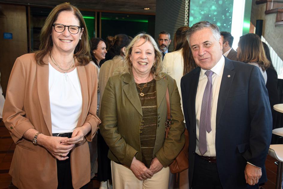 Ministra Elisa Facio, ministro Omar Paganini y presidenta de UTE, Silvia Emaldi Facio, Paganini y Emaldi, de pie