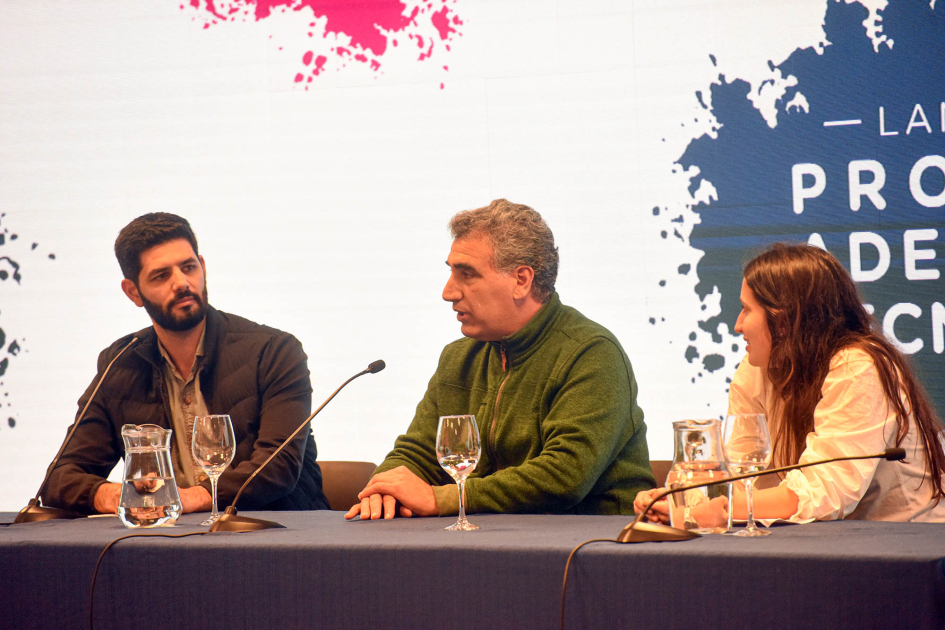 Equipo de ANDE dialogó con un emprendedor que recibió asesoramiento técnico Dos hombres y una mujer, sentados