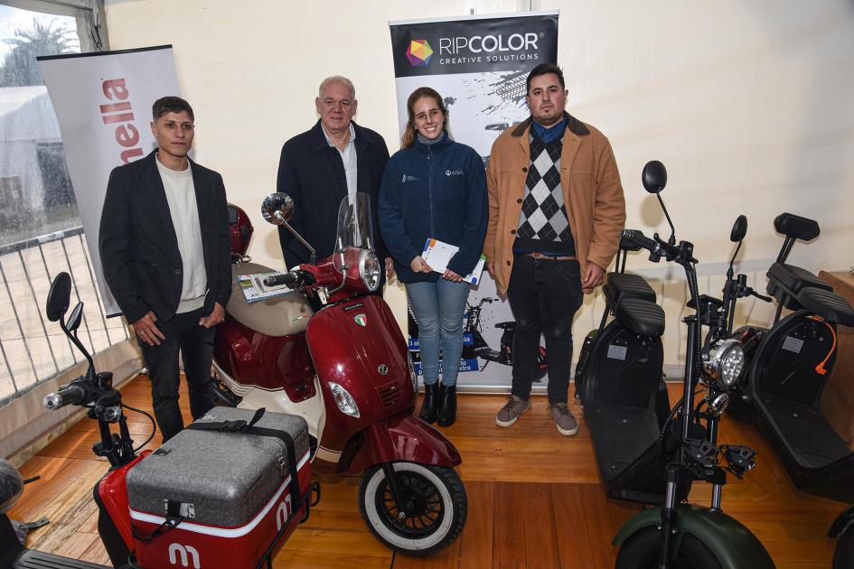 Espacio de movilidad eléctrica del MIEM Verri, junto a trabajadores, en el espacio de movilidad eléctrica del MIEM