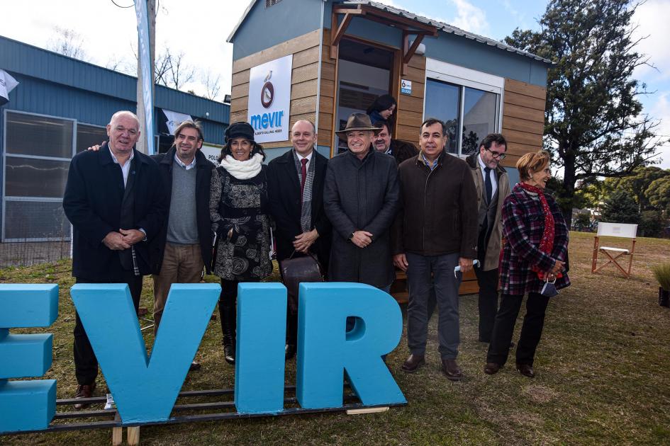 El MIEM entrega kits de eficiencia energética a las casas de Mevir, gracias a un convenio Verry y otras personas junto al stand de Mevir