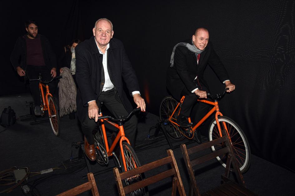 Verri y el subsecretario de Vivienda, Tabaré Hackenbruch, sobre bicicletas, en Cine a Pedal del MIEM