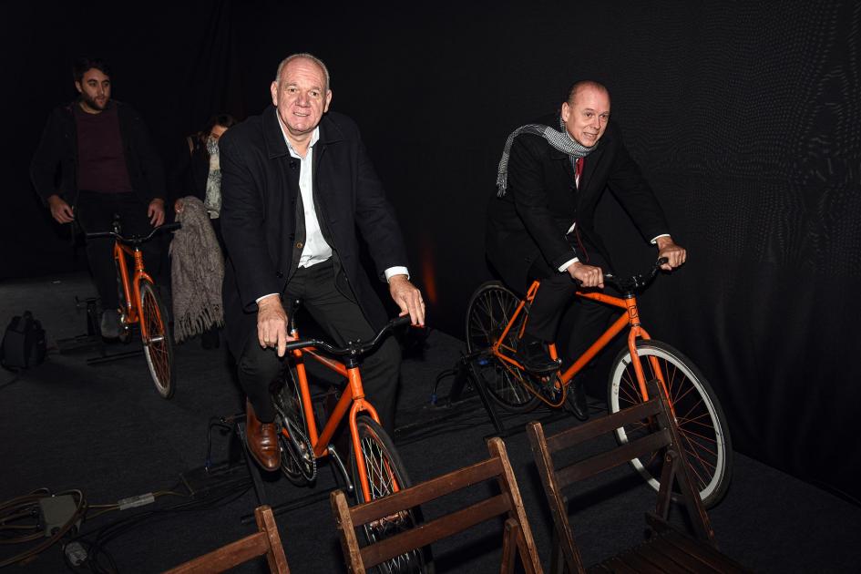Verri y el subsecretario de Vivienda, Tabaré Hackenbruch, en la carpa de Cine a Pedal del MIEM Verri y el subsecretario de Vivienda, Tabaré Hackenbruch, sobre bicicletas, en Cine a Pedal del MIEM