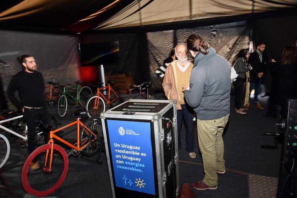 La carpa de Cine a Pedal del MIEM; se ven bicicletas, la pantalla en el fondo y algunas personas
