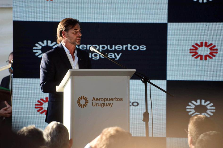 El presidente Luis Lacalle Pou expuso ante el público Presidente Lacalle Pou habla desde un atril; detrás, un banner