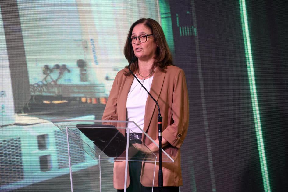 Ministra Elisa Facio Ministra Facio habla desde un atril
