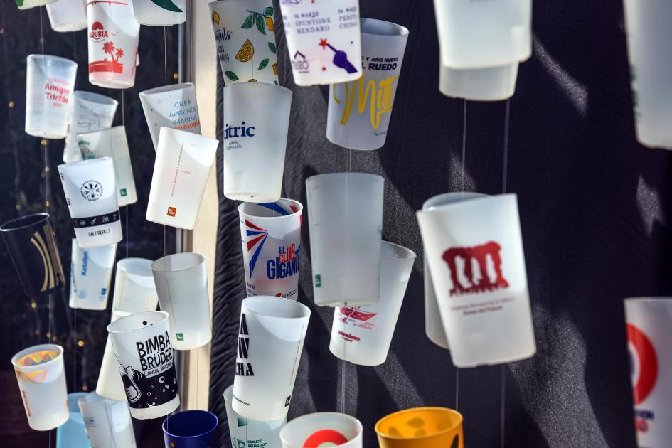Más de 100 instituciones participan de la Expo Uruguay Sostenible Vasos de distintos diseños, colgados