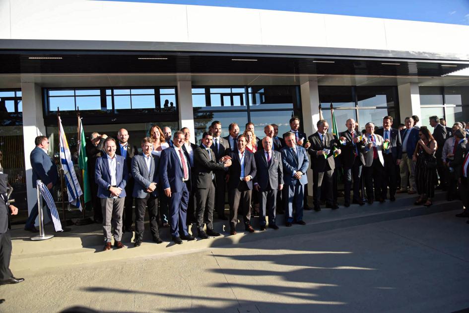 Autoridades Autoridades posan para la foto; detrás se ve el edificio del aeropuerto