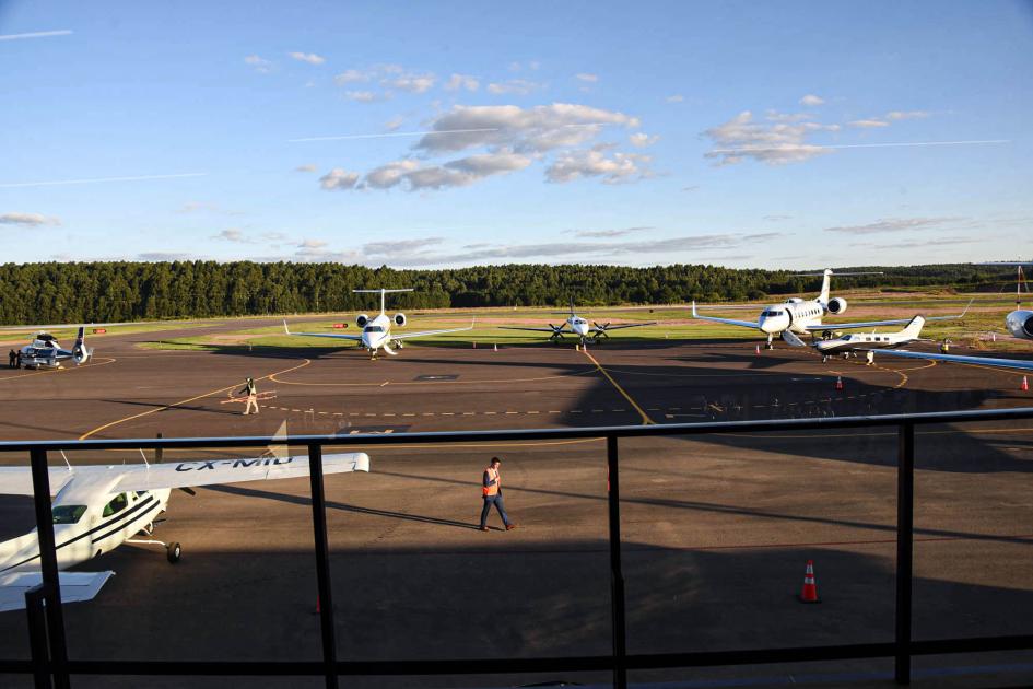 Pista del aeropuerto Aviones en la pista del aeropuerto