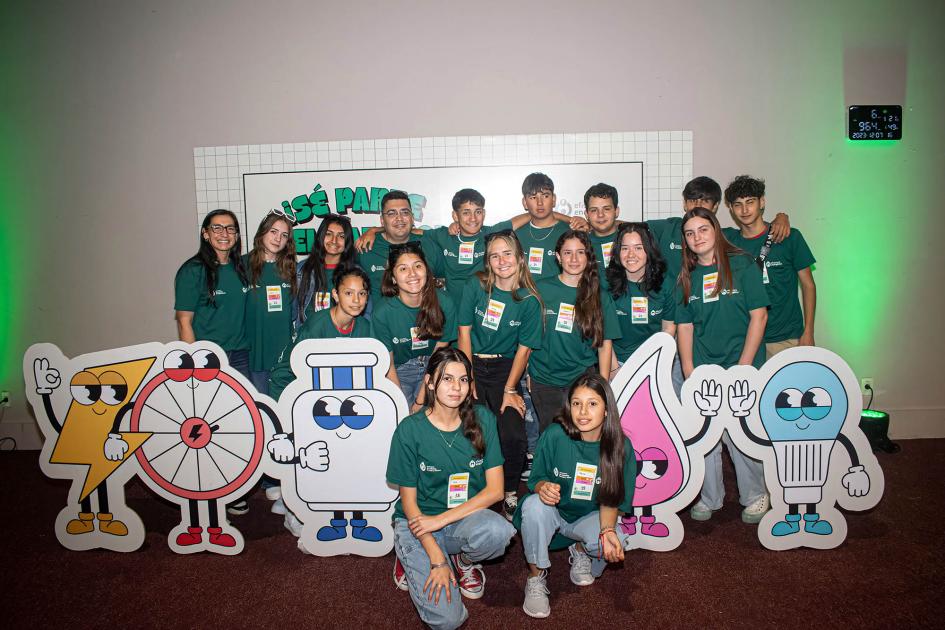 Uno de los grupos participantes Grupo de adolescentes con remeras verdes