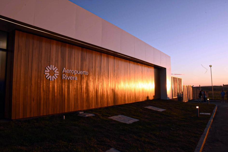 Fachada del aeropuerto Fachada del aeropuerto, donde se lee Aeropuerto Internacional de Rivera, al atardecer