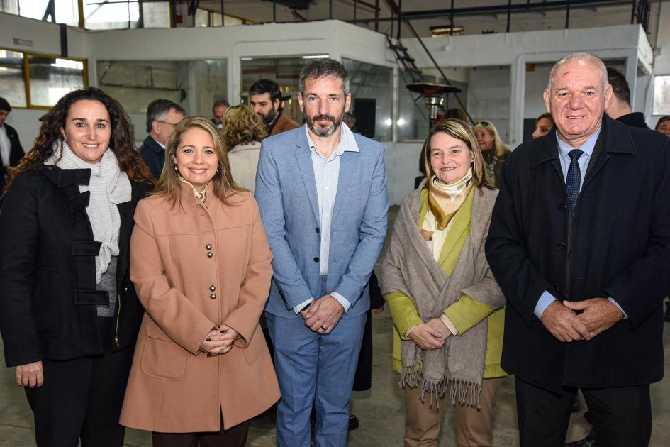 Autoridades del MIEM junto al CEO Daniel Hartman Autoridades del MIEM junto al CEO Daniel Hartman