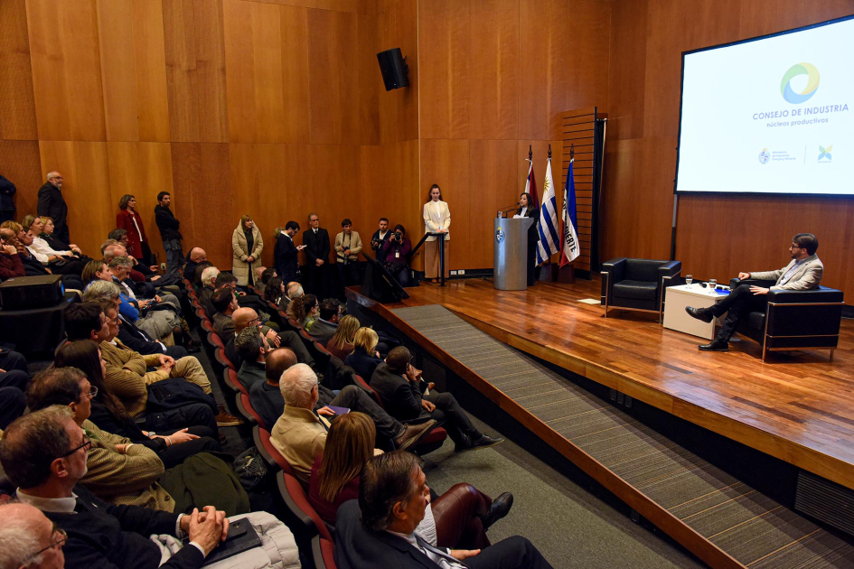 Anfiteatro: público y, al fondo, escenario en que habla Cardona y está sentado Míguez