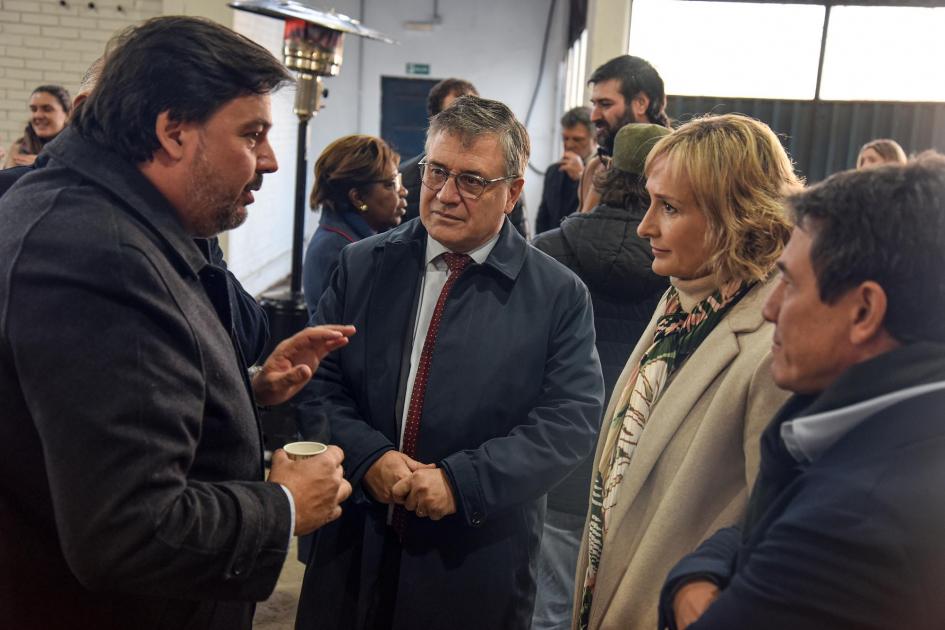Paganini dialoga con el ministro Adrián Peña, Laura Raffo y otra persona
