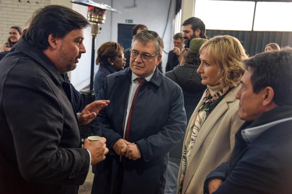 La planta está ubicada en el barrio Peñarol Paganini dialoga con el ministro Adrián Peña, Laura Raffo y otra persona