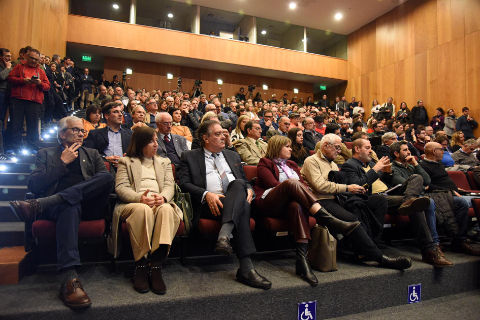 Público, sentado, en anfiteatro lleno