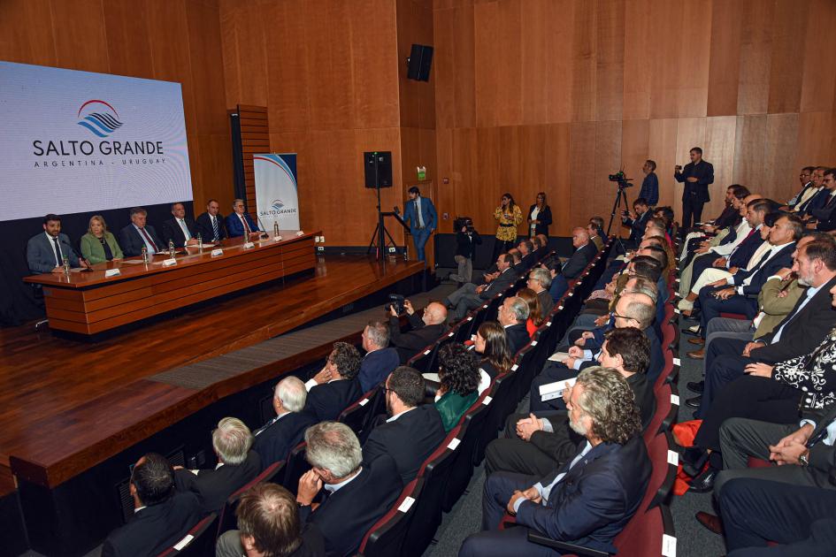 Auditorio del Anexo de la Torre Ejecutiva Auditorio del Anexo de la Torre Ejecutiva; se ve el público y, a la izquierd, la mesa de autoridades