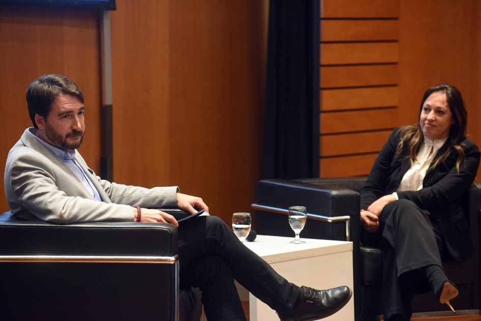 Ministra Fernanda Cardona y director Adrián Míguez, sentados