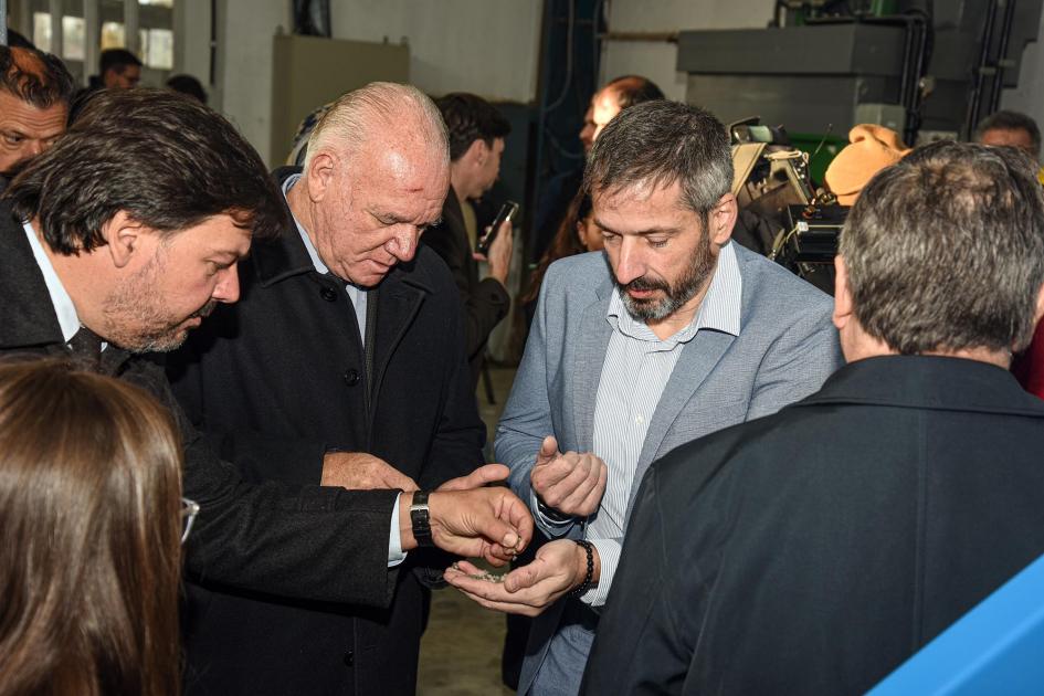 Las autoridades conocieron algunos productos obtenidos en la planta El CEO Daniel Hartman muestra el producto obtenido a Verri, Peña y, de espaldas, Paganini