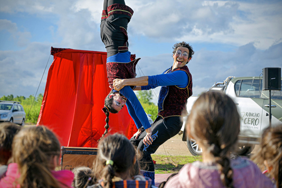 Espectáculo circense para niños y niñas. Dos personas hacer acrobacias