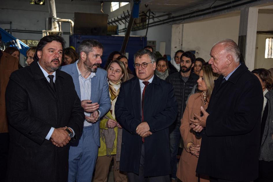 Recorrida por la planta Autoridades y CEO Hartman recorrieron la planta