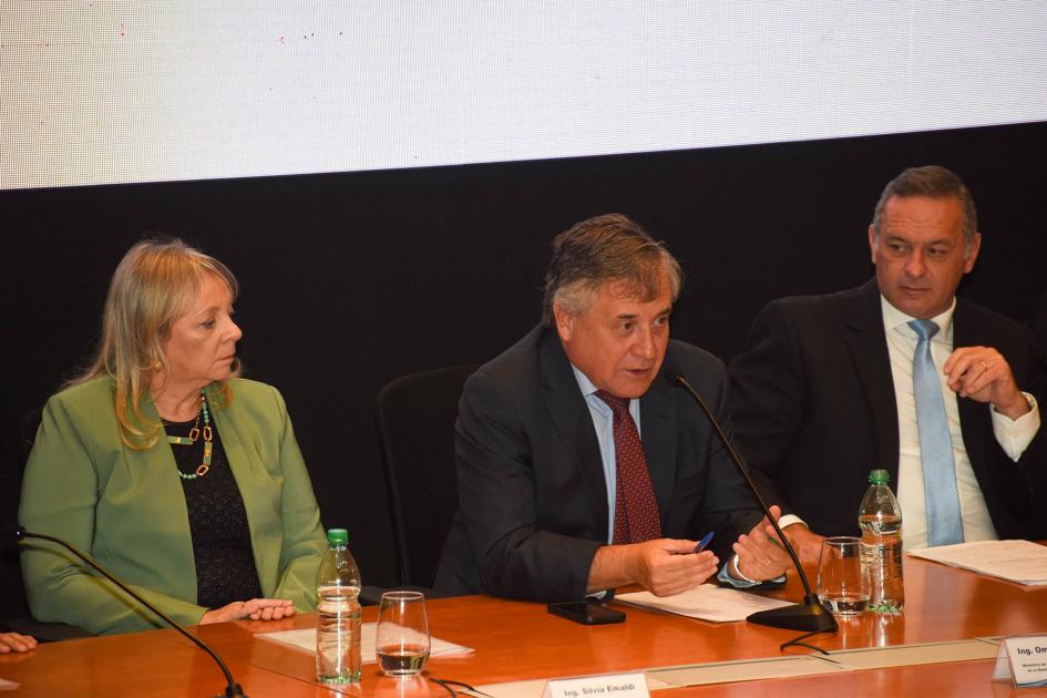 El ministro Omar Paganini expuso en el evento Ministro Paganini, Delgado y Emaldi, en mesa de autoridades