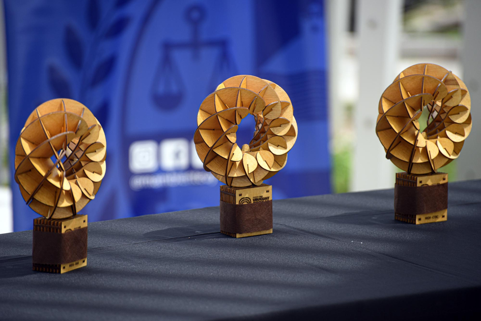 Tres premios, construidos en un material similar al cartón