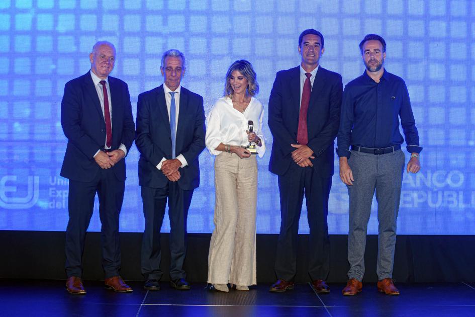 El subsecretario del MIEM, Walter Verri, también entregó menciones El subsecretaerio Verri, junto a tres hombres y una mujer, que sostiene el premio