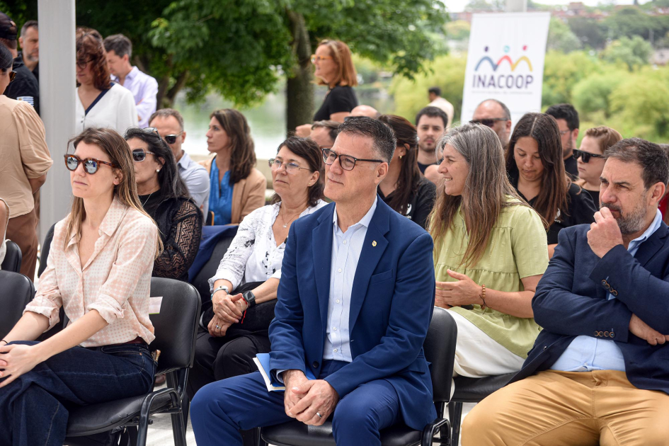 Autoridades en primera fila del público
