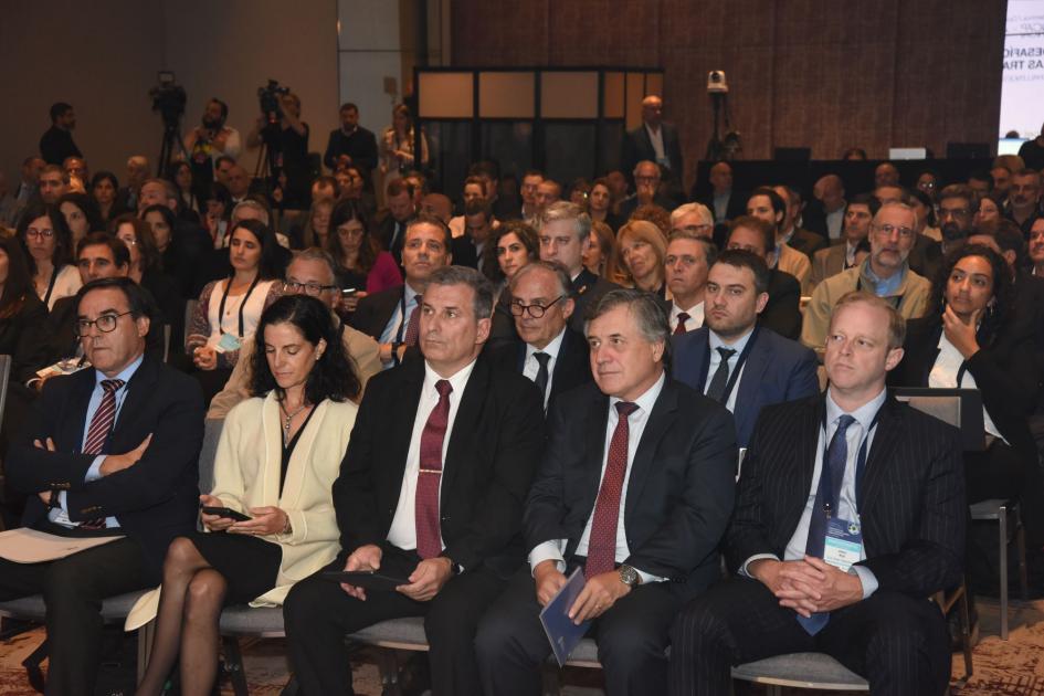 Autoridades junto al público Autoridades junto al público