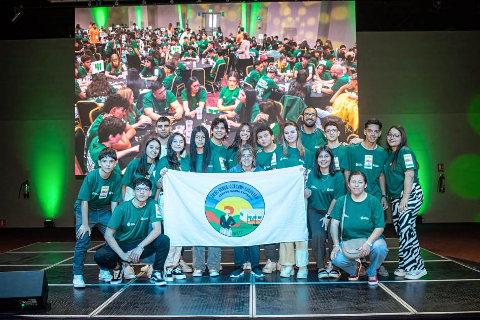 Liceo Rural Colonia Lavalleja Adolescentes y docentes con una bandera que dice "Liceo Rural Colonia Lavalleja"